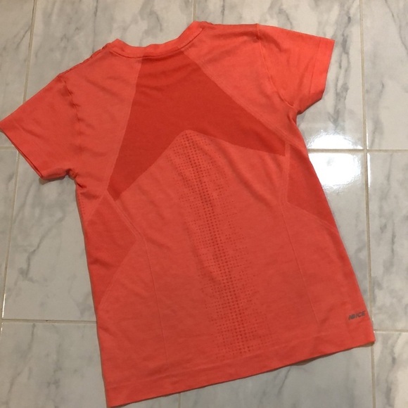 NEW Balance corral color exercise shirt. EUC! - Picture 3 of 7